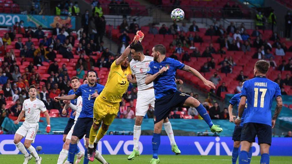 <a href="/lequipe/">L'Équipe</a> #FOOTBALL Ligue des nations : l’Espagne met fin à l’invincibilité de l’Italie et va en finale
Réduits à dix en première période et menés de deux buts à la pause, les Italiens n’ont pas su empêcher la victoire des Espagnols (1-2) ce mercredi en demi-finale de la Ligue des nations.