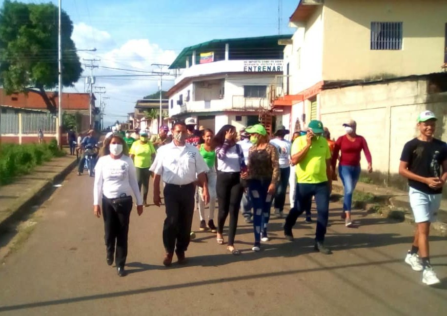 ElCambioAragua's tweet photo. #06Oct| Hoy @ElCambioVE presente en un recorrido por el mpio. #Urdaneta donde nuestro candidato al concejo legislativo Freiman Terán junto a a la próxima concejal @amieluz444 visitaron varios sectores de Barbacoas y quiénes con la @AlianzaDemocVE trabajamos por el sur de Aragua. https://t.co/hlauu699AZ
