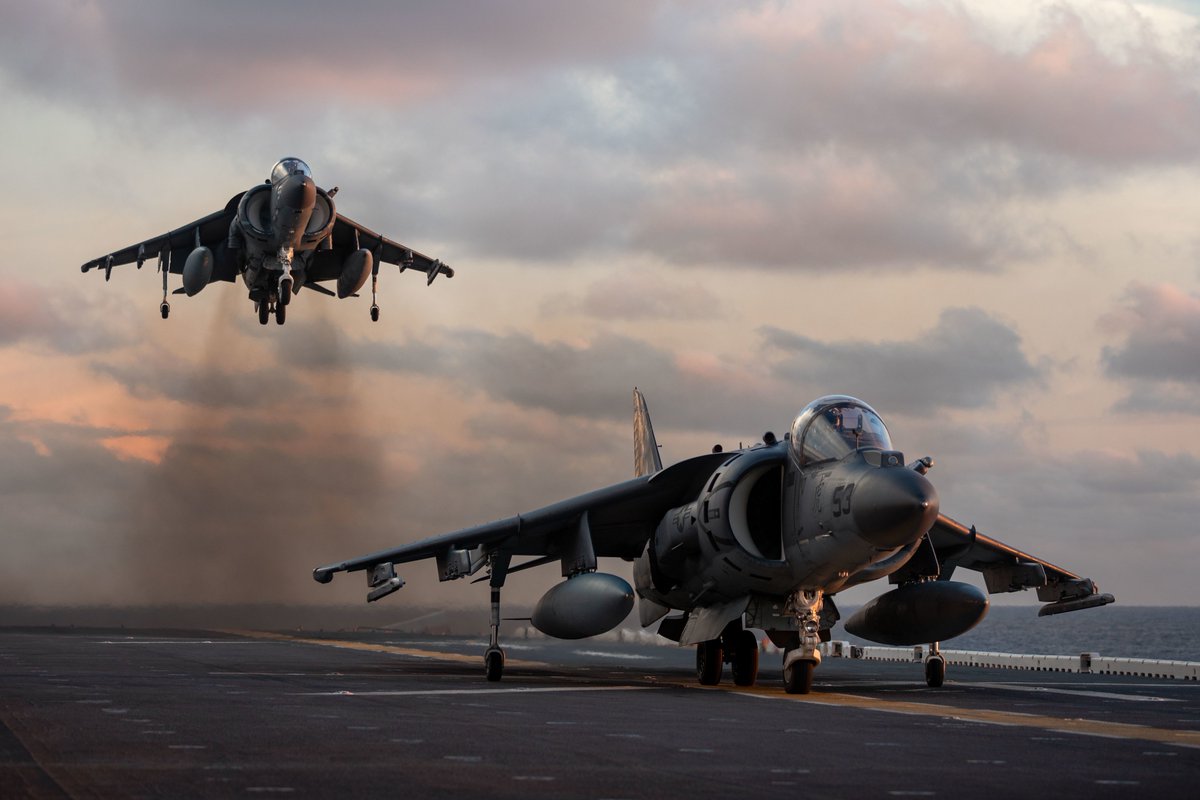 Great photo of AV-8B Harriers of VMA-542 aboard 
🇺🇸 LHD-3 USS KEARSARGE, 23-Sep-2021

#LHD3 #USSKearsarge #AV8 #AV8B #Harrier