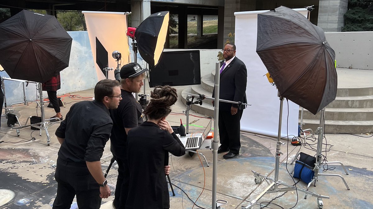 rrccvama's tweet photo. Great opportunity for our students in Professional Portraiture! Photographing @rrcc_edu employee headshots for several hours tonight!! #rrccvama #rrccmediaarts #professionalheadshots #redrockscommunitycollege @PhysicsPhD4Me https://t.co/GLHktKhtin