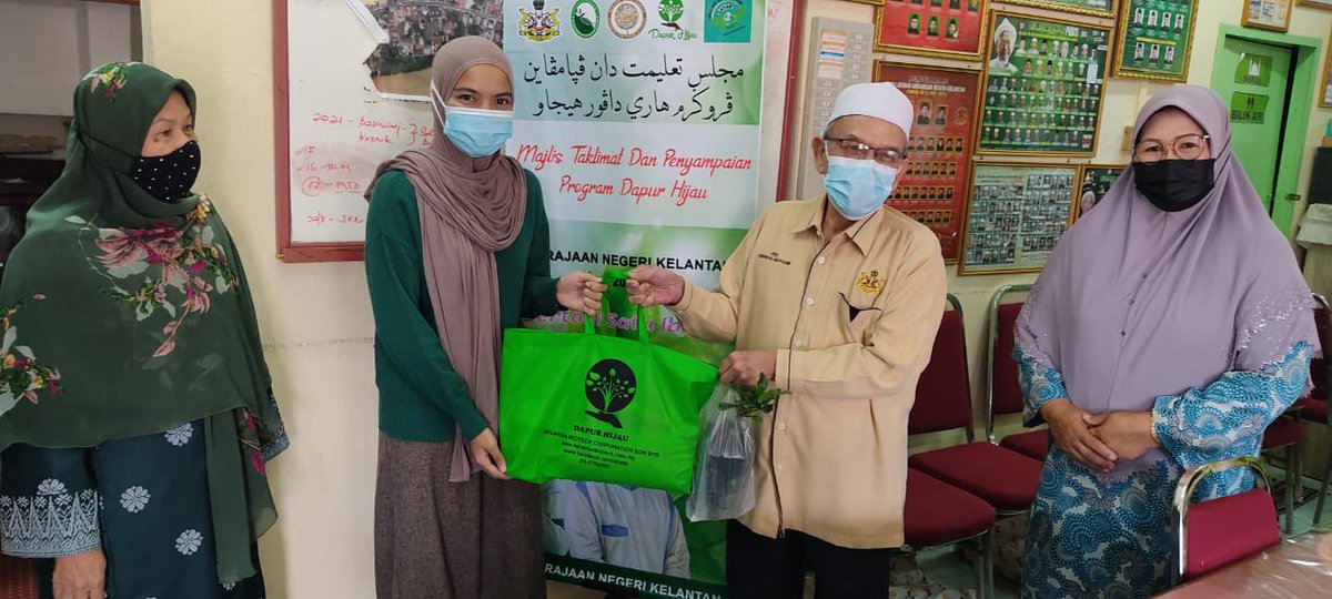 PkdPasir's tweet photo. YB Dato Haji Hanifa Bin Ahmad 
( Pengerusi Jawatankuasa Perindustrian ,Perdagangan,Pelaburan Dan Pembangunan Usahawan /Adun Pengkalan Pasir ) Pada Awl Pagi Ini Menyampaikan Kit Dapur Hijau 2021 Dan Sumbangan Penyakit Kronik Di Pusat Khidmat Dun Pengkalan Pasir . https://t.co/tILdZj3kB4