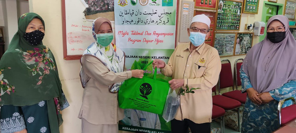 PkdPasir's tweet photo. YB Dato Haji Hanifa Bin Ahmad 
( Pengerusi Jawatankuasa Perindustrian ,Perdagangan,Pelaburan Dan Pembangunan Usahawan /Adun Pengkalan Pasir ) Pada Awl Pagi Ini Menyampaikan Kit Dapur Hijau 2021 Dan Sumbangan Penyakit Kronik Di Pusat Khidmat Dun Pengkalan Pasir . https://t.co/tILdZj3kB4