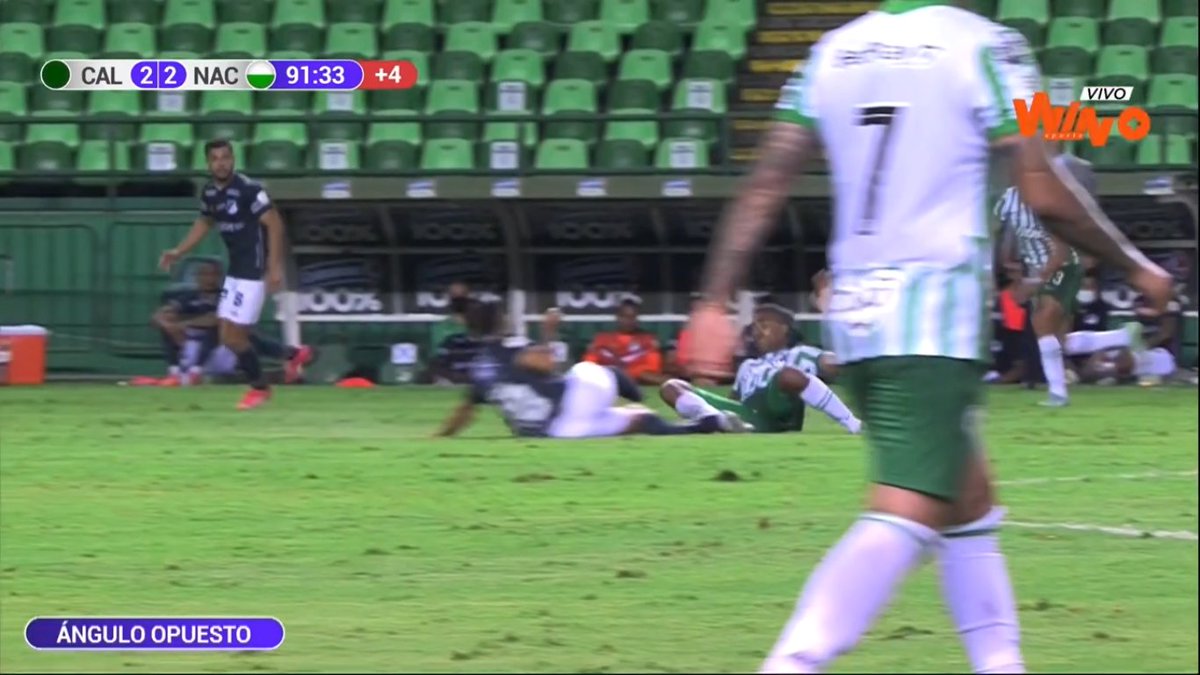 ElVarCentral's tweet photo. MAL EXPULSADO: Error de Bismarks Santiago expulsando a Danovis Banguero, ambos jugadores recogen las piernas y se acaba dando un choque inevitable. Muy mala noche para el árbitro de Atlántico en Palmaseca. #CopaBetplay https://t.co/vABSVhNvnZ