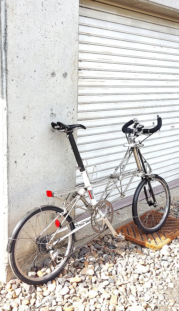 「自転車乗るのに良い季節が来た。

買い物ついでに、少し足を延ばそうかと思ったが、」|浅利与一義遠のイラスト