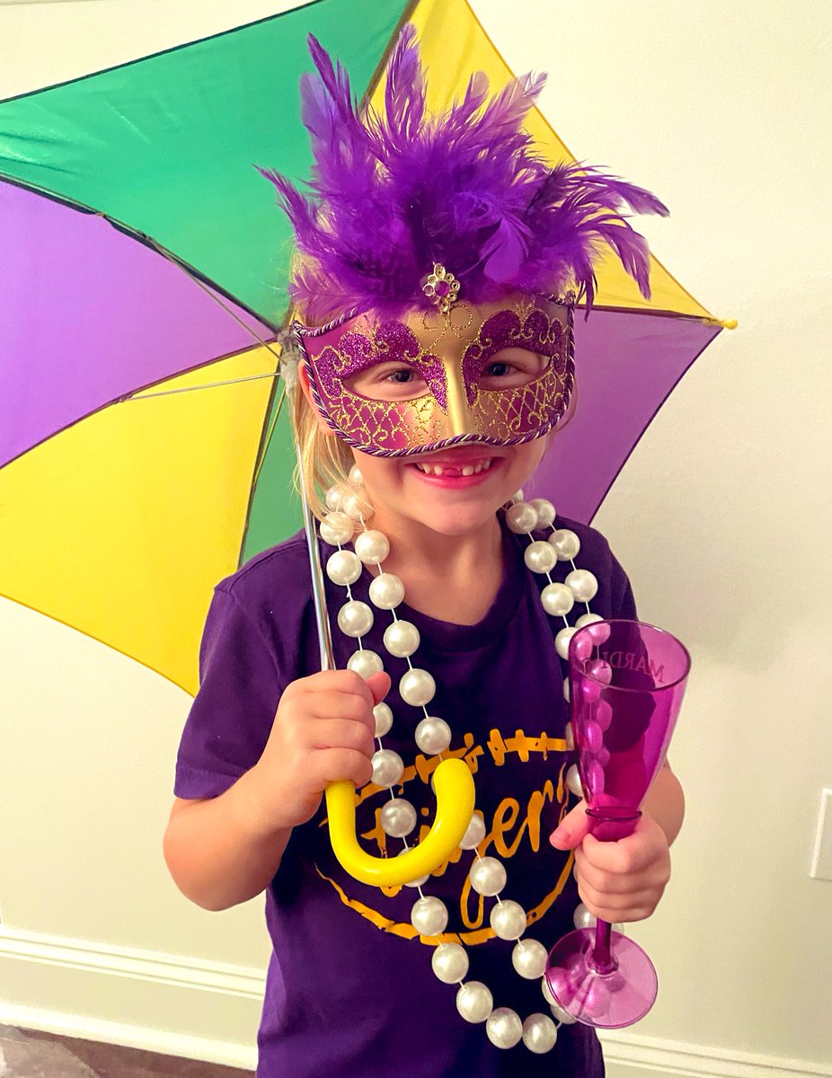 JamieHallLSU's tweet photo. Thanks to @ADsymposium, we’re ready for our first Mardi Gras! 💜💛#CALS21 https://t.co/vYecPsyeiU