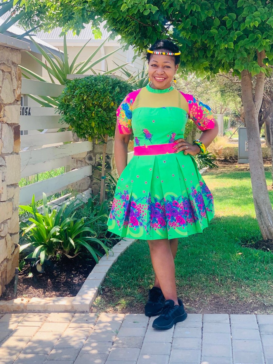 Munghana's tweet photo. [Emoyeni] @phaphamamlfm na @Djbrianrikhotso @ConnyMikateko muhumelerisi @XolanWaleKenhuk sungula siku hi matimba lamakulu. Pfuxa makhelwani u nwu byela kuri xipano xa wena xa ntokoto se xikona thwii etindlwini ta vuhaxi
#phaphamabreakfastshow  
#MakombaNdlela https://t.co/fgVhoPMfmH