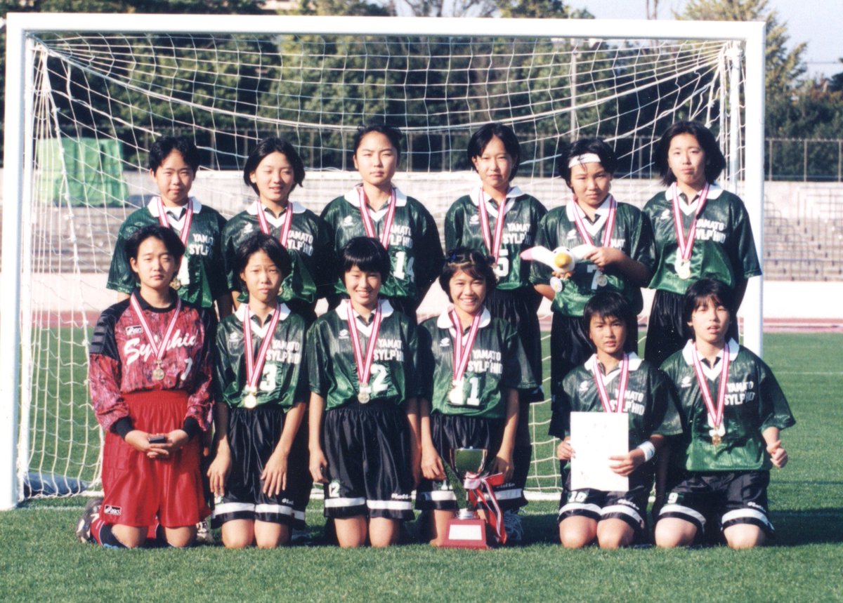 川澄奈穂美 Nahomi Kawasumi ちょっと 何この懐かしすぎる写真 許可取りしたの 可愛い私の過去がさらされてるじゃないの ちびめぐもいるよ これは中一の時フットサルで優勝したやつかな サッカーの試合の時もだいたいこの人数 常に人数