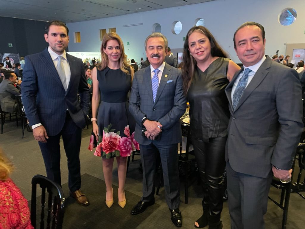 Una enorme felicitación para Eduardo Garza Robles por recibir hoy la medalla al mérito industrial por parte del <a href="/CCIJalisco/">Industriales Jalisco</a>