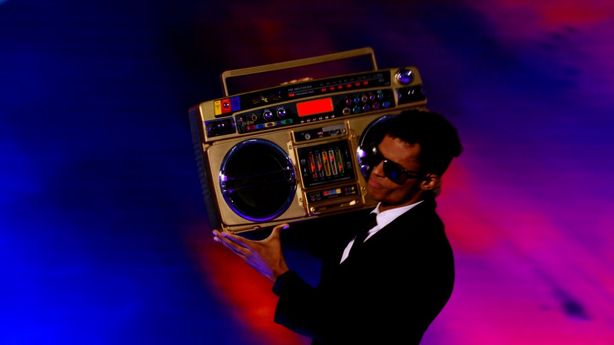 MaskedSingerFOX's tweet photo. Turn it up, #SkunkMask! #TheMaskedSinger https://t.co/7wfb8e02FA