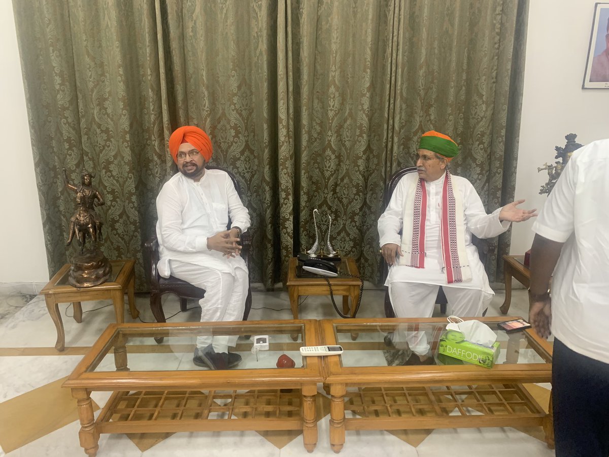 Rai7manjit's tweet photo. Yesterday I discussed some issues with Respected shri @arjunrammeghwal ji, Union minister, although he is on top most post but he  is very down to earth person and he treated me with so much respect and listened patiently to me &amp;  result oriented decisions. My salute to him. https://t.co/4zCG5wwm5g
