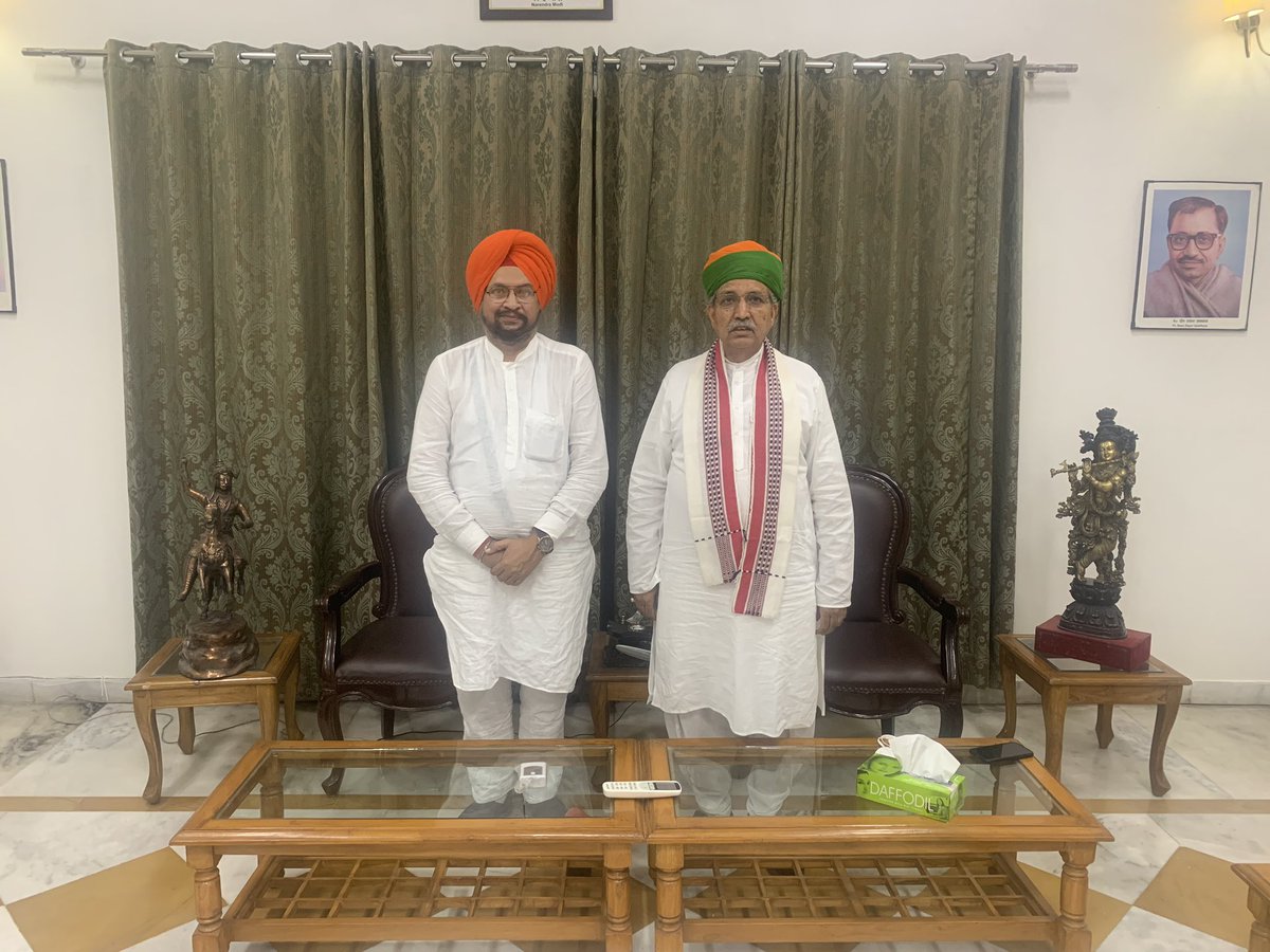 Rai7manjit's tweet photo. Yesterday I discussed some issues with Respected shri @arjunrammeghwal ji, Union minister, although he is on top most post but he  is very down to earth person and he treated me with so much respect and listened patiently to me &amp;  result oriented decisions. My salute to him. https://t.co/4zCG5wwm5g