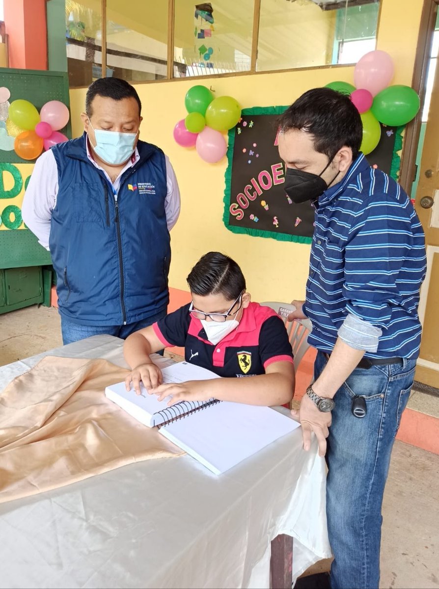 EfranOrdez1's tweet photo. En ell marco del convenio de cooperación entre @Educacion_Ec y las Federaciones Nacionales de y para la Discapacidad, entregamos a la UE Especializada "Don Bosco", material didáctico e instruccional que facilitará el aprendizaje de estudiantes con discapacidad auditiva y visual. https://t.co/1ifDibGuuH