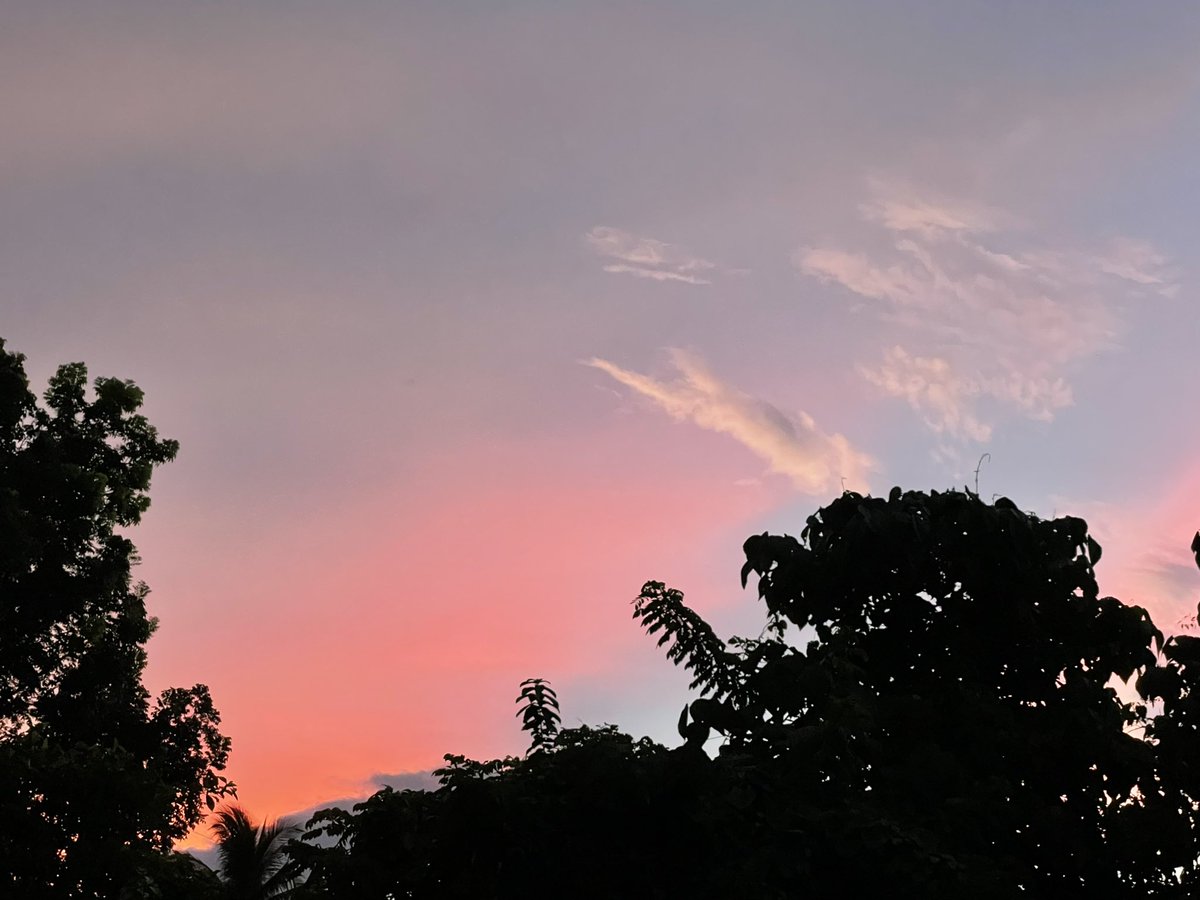 agot_isidro's tweet photo. Matagal nang nagpapahiwatig ang langit. Mornings are indeed filled with hope. 

(sunrise shots at the farm) https://t.co/hnGn9XsGNg