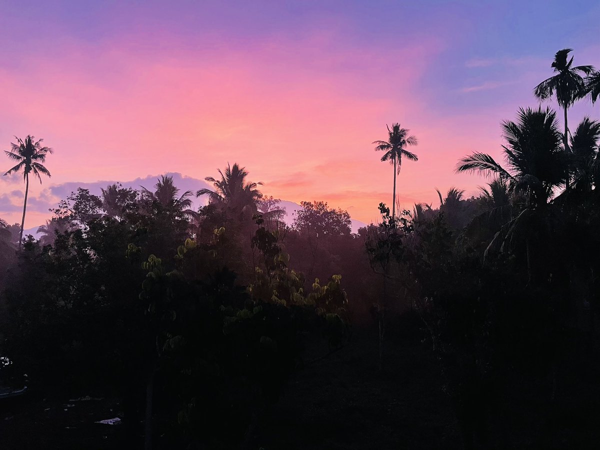 agot_isidro's tweet photo. Matagal nang nagpapahiwatig ang langit. Mornings are indeed filled with hope. 

(sunrise shots at the farm) https://t.co/hnGn9XsGNg