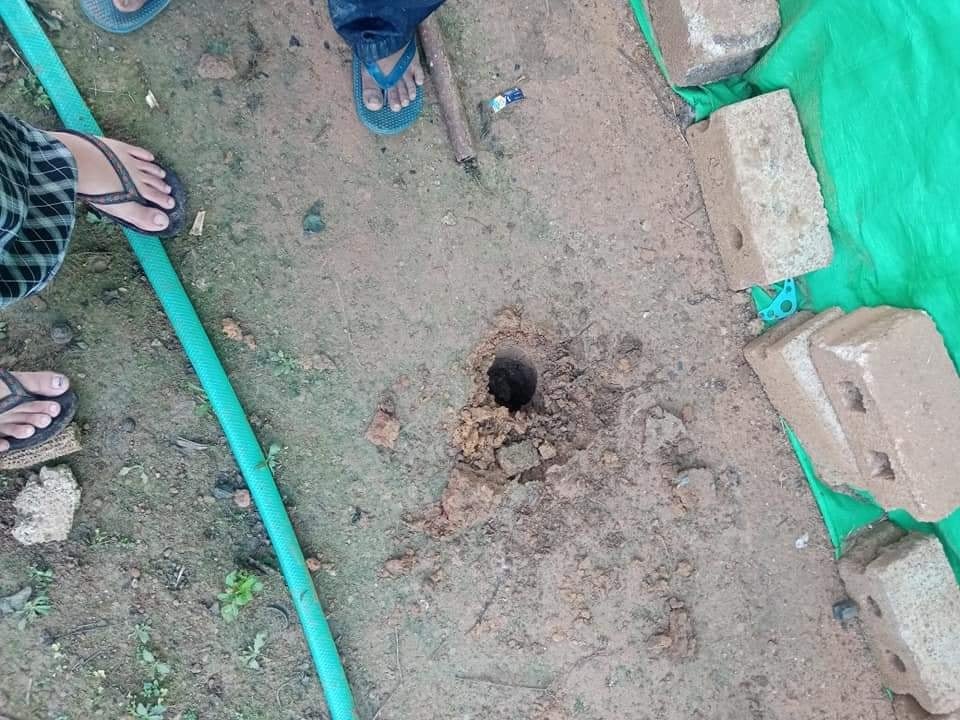 IrrawaddyNews's tweet photo. A civilian died, some others were injured and houses were damaged as junta troops fired artillery at urban areas of Loikaw Township in Kayah State on Wednesday night. 

(Photo: CJ) 
#WhatsHappeningInMyanmar https://t.co/vJfGvqhmDs