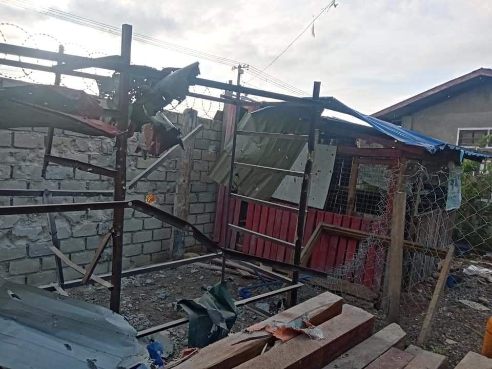 IrrawaddyNews's tweet photo. A civilian died, some others were injured and houses were damaged as junta troops fired artillery at urban areas of Loikaw Township in Kayah State on Wednesday night. 

(Photo: CJ) 
#WhatsHappeningInMyanmar https://t.co/vJfGvqhmDs
