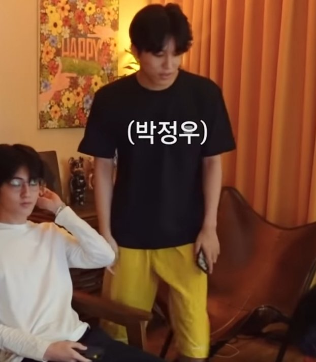 sojunghwanmamii's tweet photo. วันสบายๆแบบอิกซานบอย มันก็ต้องเสื้อดำกางเกงเหลืองป้ะ 55555555555555 🖤💛 https://t.co/tl3rhYv1Ee