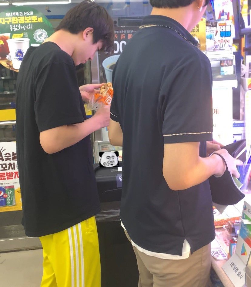 sojunghwanmamii's tweet photo. วันสบายๆแบบอิกซานบอย มันก็ต้องเสื้อดำกางเกงเหลืองป้ะ 55555555555555 🖤💛 https://t.co/tl3rhYv1Ee