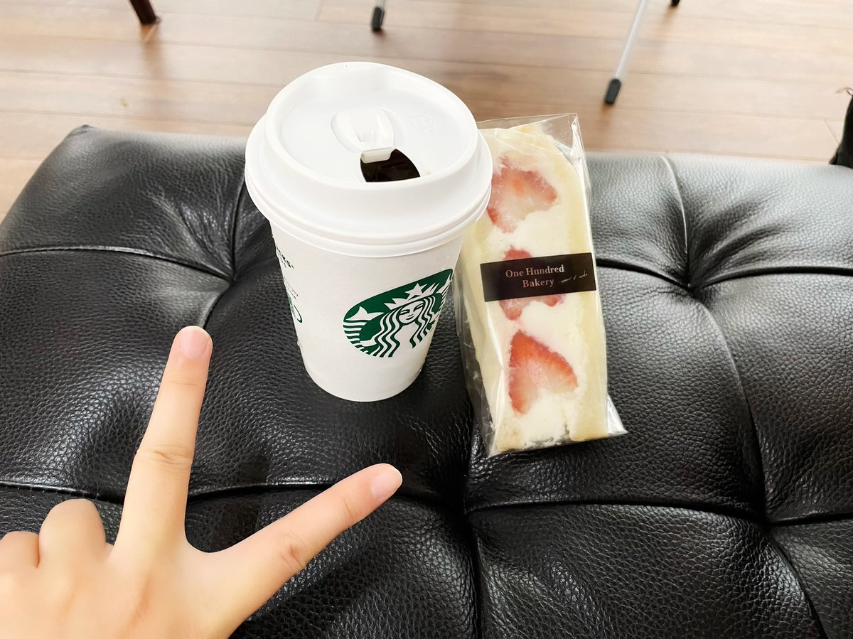 misaupi's tweet photo. 本日のご褒美🍓
あれ？ダイエットどうしたんだっけ？？（笑）

https://t.co/nGXnip7a8O

#苺サンド
#スタバ珈琲 https://t.co/BFpu8ddw0C