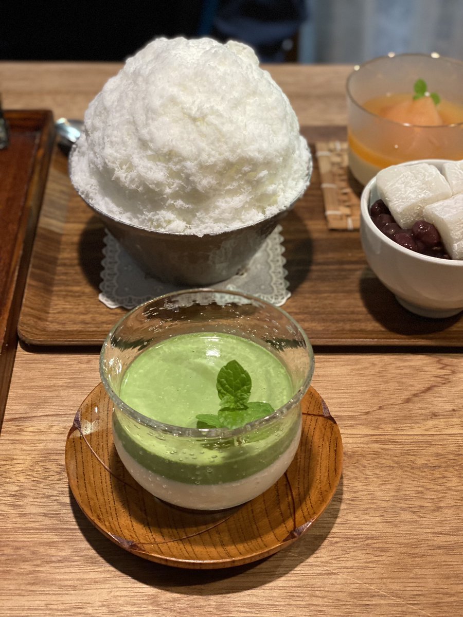 어느 날의 연남살롱. 떡구이의 계절이 돌아왔다! 홍옥 푸딩을 올린 사과 밀크푸딩 + 말차 화이트 초콜릿 푸딩