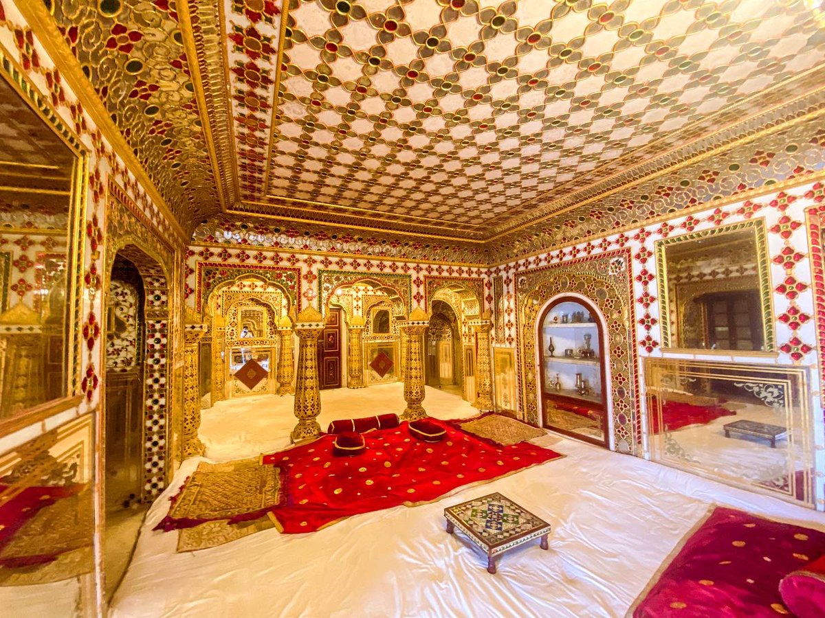 VinayAnanthu's tweet photo. Royal room with ancient gold artwork at Historic City Palace Jaipur.
#vinayananthu
Shot on @Apple
#IncredibleIndia #Jaipur #History #rajasthantourism #Apple https://t.co/v37VmTS1FW