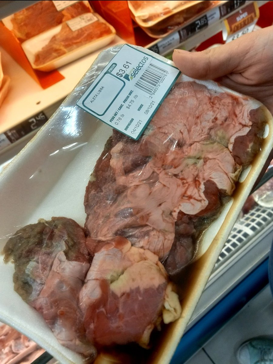 soymalefic's tweet photo. Hoy fui al Super Selectos del Ctro. Comercial Zacamil, fui al área de carnes en bandeja y no podia creer que nos vendan carnes en ese estado. Sres. @Defensoria_910 @SaludSV, esta es una pequeña muestra solo el Diablo sabe que podredumbre tienen adentro y el grado de contaminacion https://t.co/zm99gmxO7H