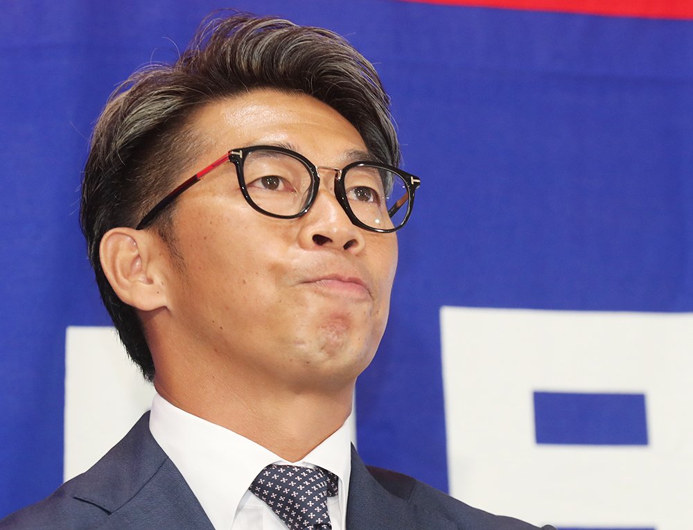 スポニチ ドラゴンズ愛 S Tweet 山井大介投手の引退会見が行われました 時折 涙をこらえ声に詰まらせる姿は こちらも胸に迫るものがありました 会見後には 後輩投手陣からサプライズのプレゼントです ドラ番カメラマン Trendsmap スポニチ ドラゴンズ愛 S Tweet 山井大介投手の引退会見が行われました 時折 涙をこらえ声に詰まらせる姿は こちらも胸に迫るものがありました 会見後には 後輩投手陣からサプライズのプレゼントです ドラ番カメラマン Trendsmap