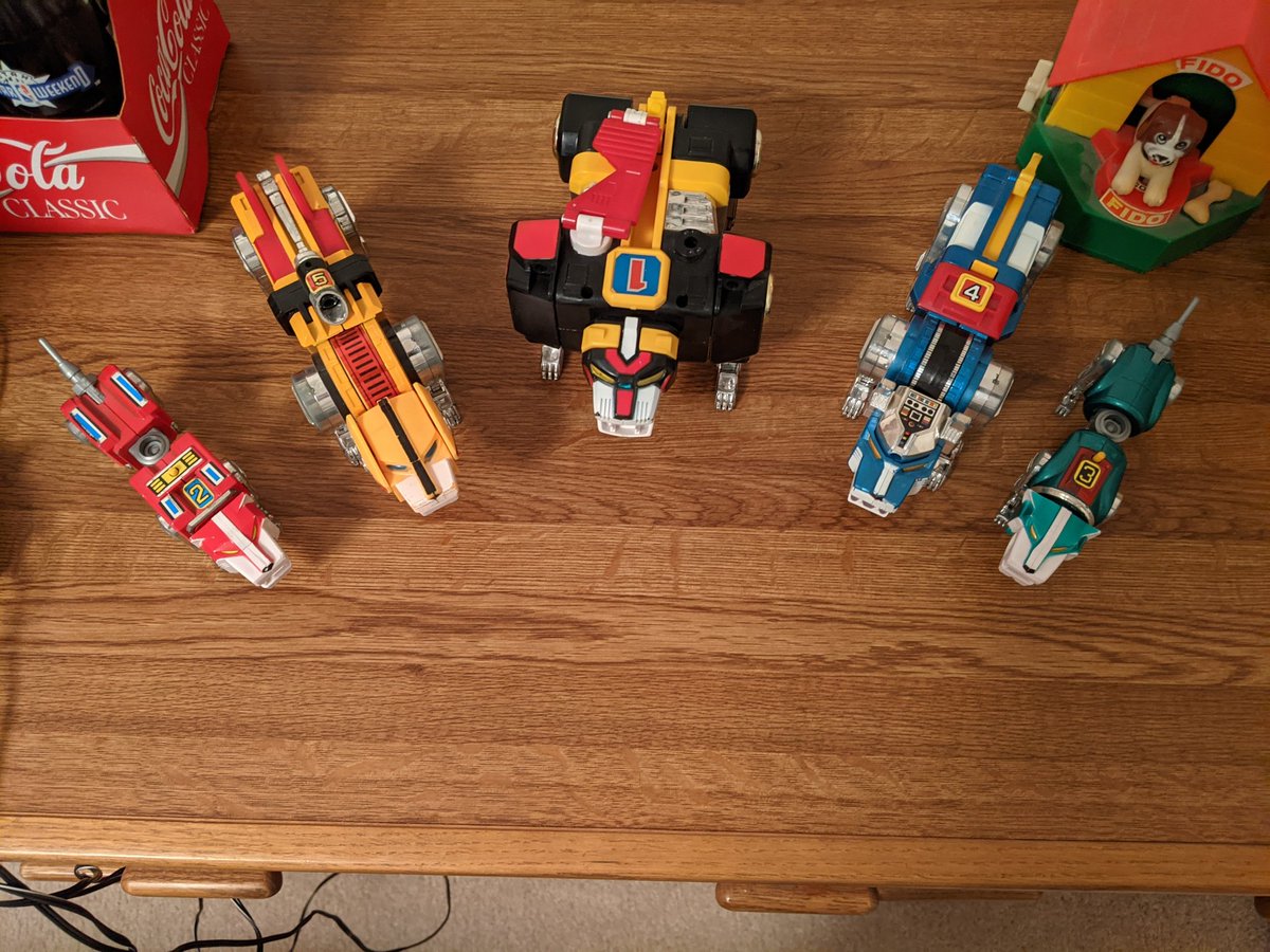 kryptonitekelbz's tweet photo. Totally forgot about my #Voltron set. #80sToys #Retro #MyToyBox https://t.co/rbG7eu9fK4