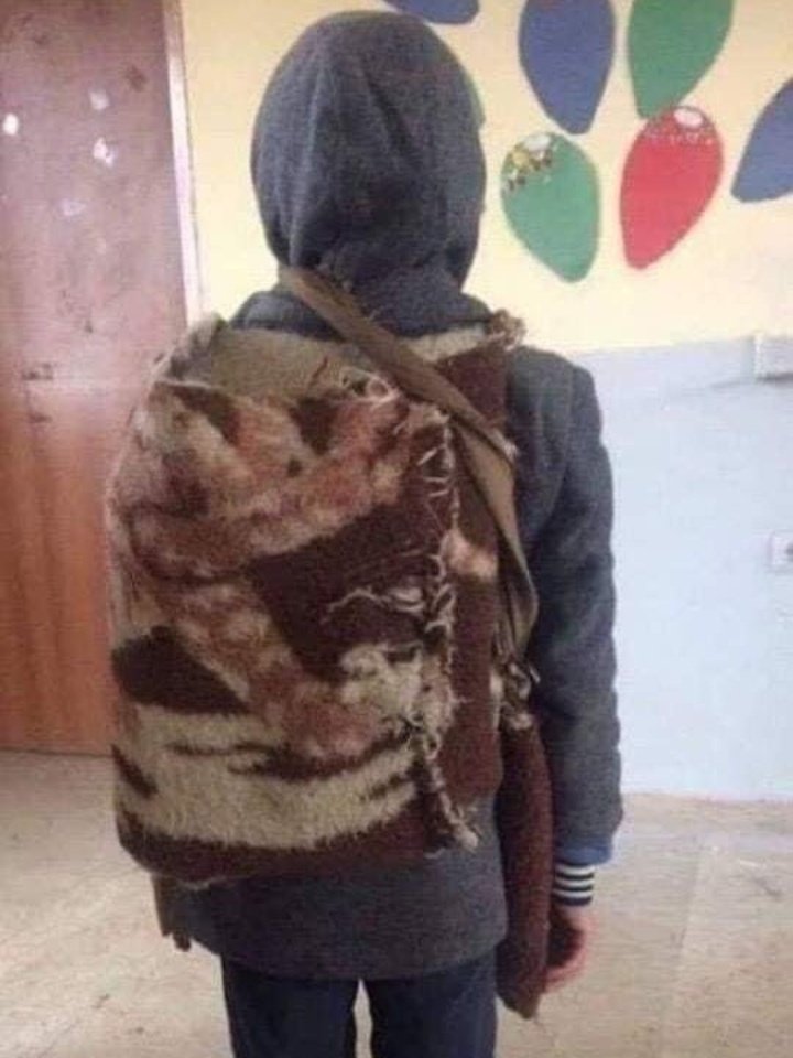 HergelePostasi's tweet photo. Battaniyeli çantanın fotoğrafını çeken öğretmen görevden alındı | Muş'un Korkut Çakırlı köyünde, bir öğrencinin çantası olmadığı için, annesinin battaniyeden yaptığı çantanın fotoğrafını çeken sınıf öğretmeni, il milli eğitim müdürü tarafından görevden alındı. https://t.co/bVRROEKFbw