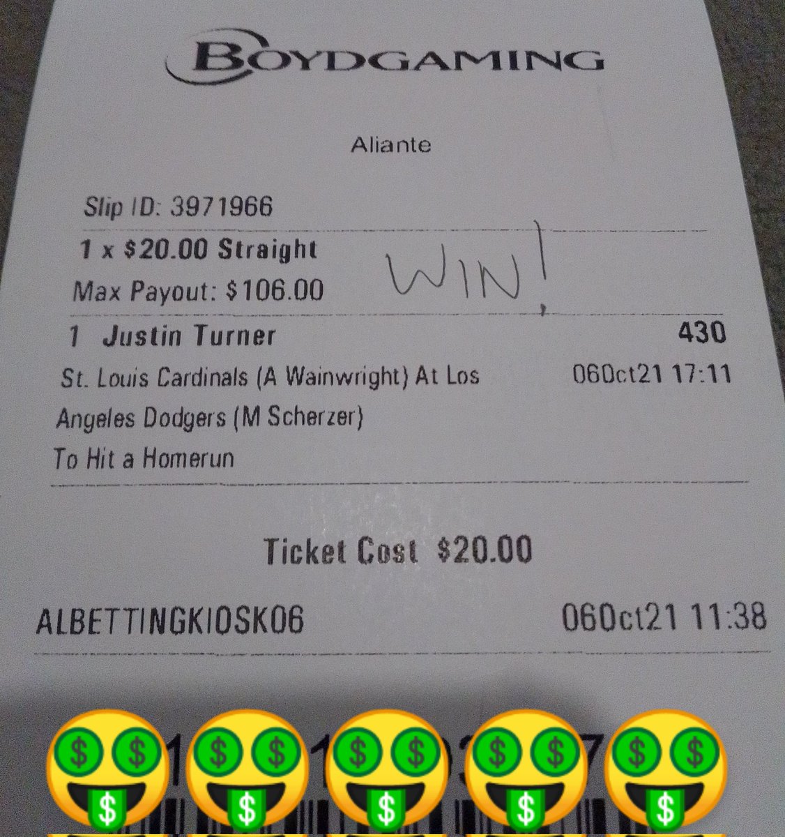 BuzonWinston's tweet photo. Thank you, #JustinTurner for making my night! #DodgerBlue #LADodgers #SoloHomeRun #GamblingTwitter https://t.co/BbbahGA8gD