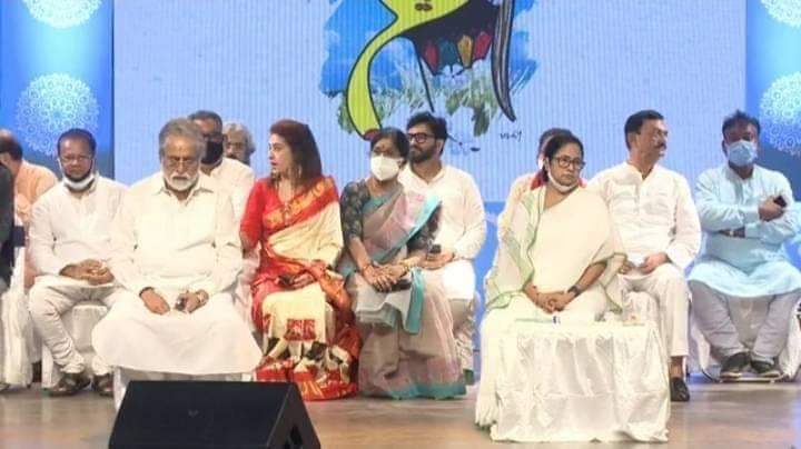 KrishanuOnline's tweet photo. ছিল জমিদার টিএমছি তে গিয়ে হল জমাদার।
যে কিনা একসময় প্রধানমন্ত্রীর সঙ্গে এক সারিতে আসনে বসতো সে এখন বেচারামের সাথে সবথেকে পেছনের সারিতে বসে আছে।

@tathagata2 @pooja_news @bidishapsgs @promzzz @arpitahindu @JasBJP @narendra52 @Bittuverma7 @OmvaaniBjp @rishibagree @raniroyrocky https://t.co/6ZvMUhxXeb