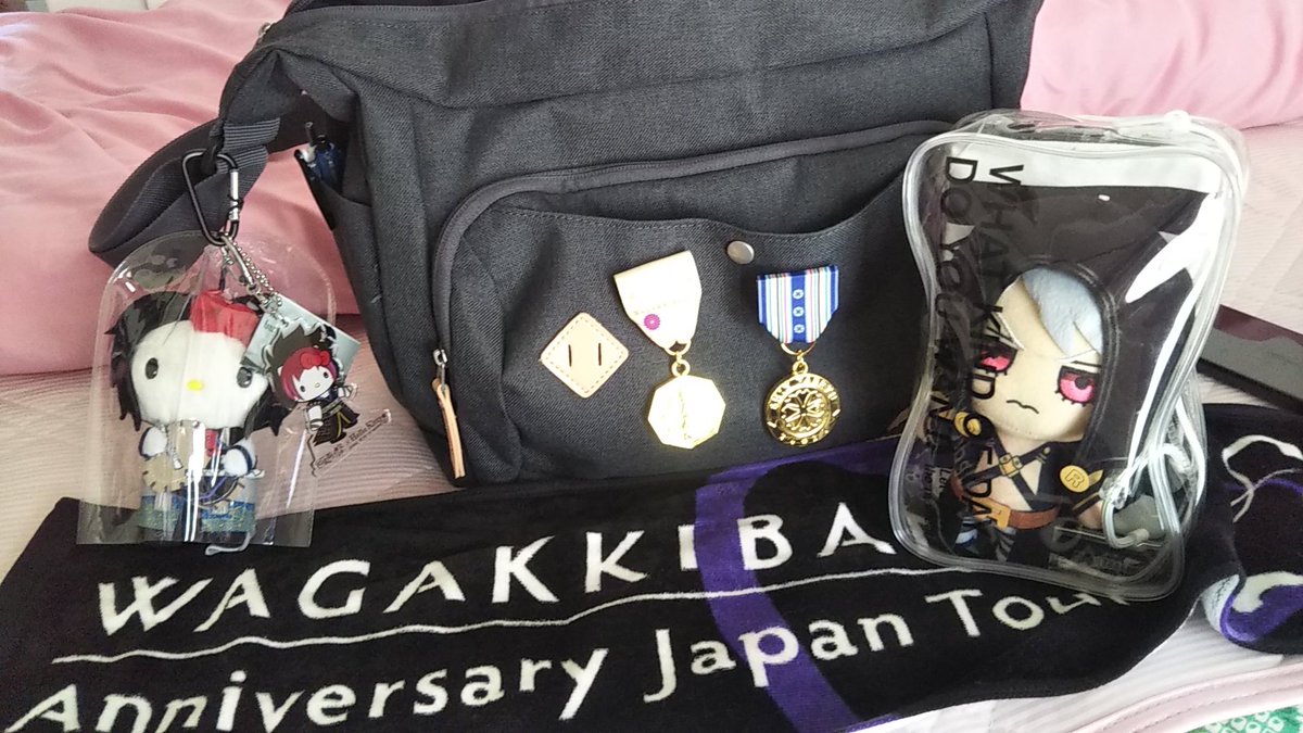CaneIbrido's tweet photo. あっっつ‼️‼️
汗だくになりながら準備したw
歴は長いけどアクキーとか缶バはそこまで熱心に集めてなかったから痛バ作れるほどは持ってないんだよな😅
福山勢、今後も来てもらえるように静かに熱く盛り上がろぉやぁ‼️
#和楽器バンド
#infity
#WGB_infinity https://t.co/FY9LYtUSiC