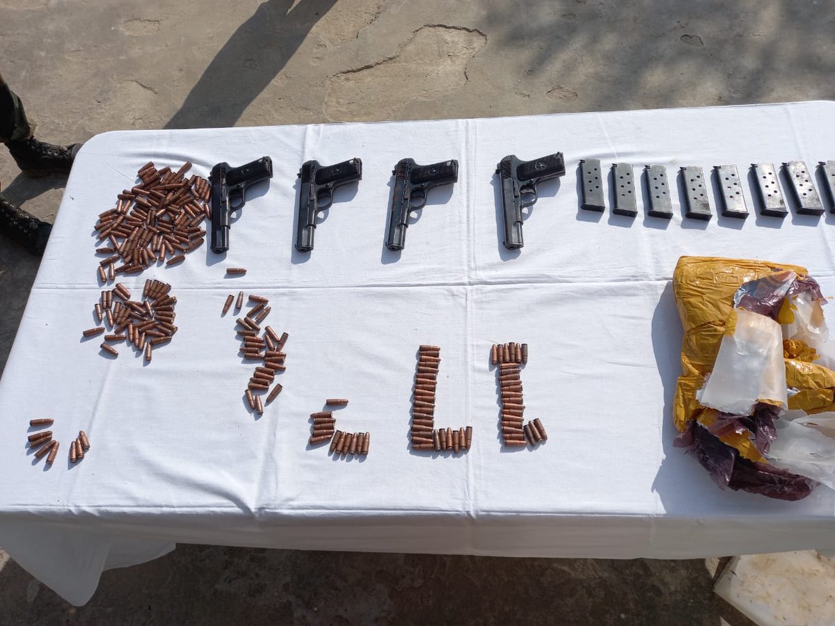 bsf_jammu's tweet image. Today,alert @bsf_jammu troops foiled a weapon smuggling attempt from across the International Border in Samba area &amp;amp; Seized a big cache of Arms &amp;amp; Amns(04Pistols,08 Mag &amp;amp; 232 Rds).
#FirstLineOfDefence
#AlertBSFTroops 
@PMOIndia
@HMOIndia
@BSF_India
@PIB_India
@ANI
@DDNewslive