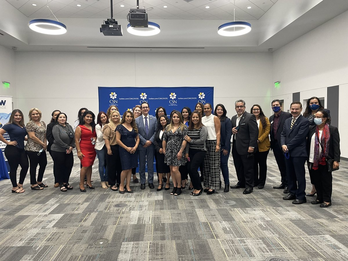 lancellottinati's tweet photo. Le deseo mucha suerte a las 20 participantes del proyecto “Emprende Mujer Mexicana”, es genial contar con el apoyo del @ConsulMexLvn , a cargo de un gran líder @JulianEscutia y además contar con la ayuda de @OfficialPeterG_ de @lvlcc
ARRIBA MUJERES 💙 
@millypablo 🙌🏻 un ejemplo! https://t.co/jjW8nNwCNK