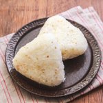 おにぎりを作る時は鶏ガラが必須!『やみつきのうま塩おにぎり』のレシピがこちら!