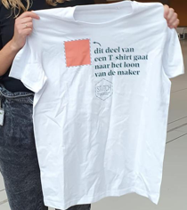 CNV_Internat's tweet photo. Dit T-shirt laat zien dat een te klein deel van elk kledingstuk naar het loon van de makers gaat. Dat moet anders! Vanuit STITCH maken wij ons hard voor een leefbaar loon. #STITCH #TogetherforChange #WDDW #WDDW2021 https://t.co/Lfc55IPmMe