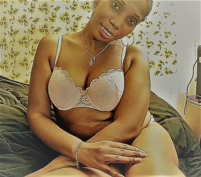 The pretty model that knows just the right time to get nice and nasty. Cum see my show via @StreamateModels