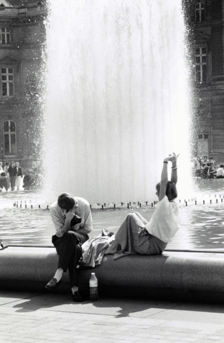 princessekateri's tweet photo. Louvre Museum Fountain,
Paris, 
1989

📸 Elliott Erwitt https://t.co/0RLW6A1iAX