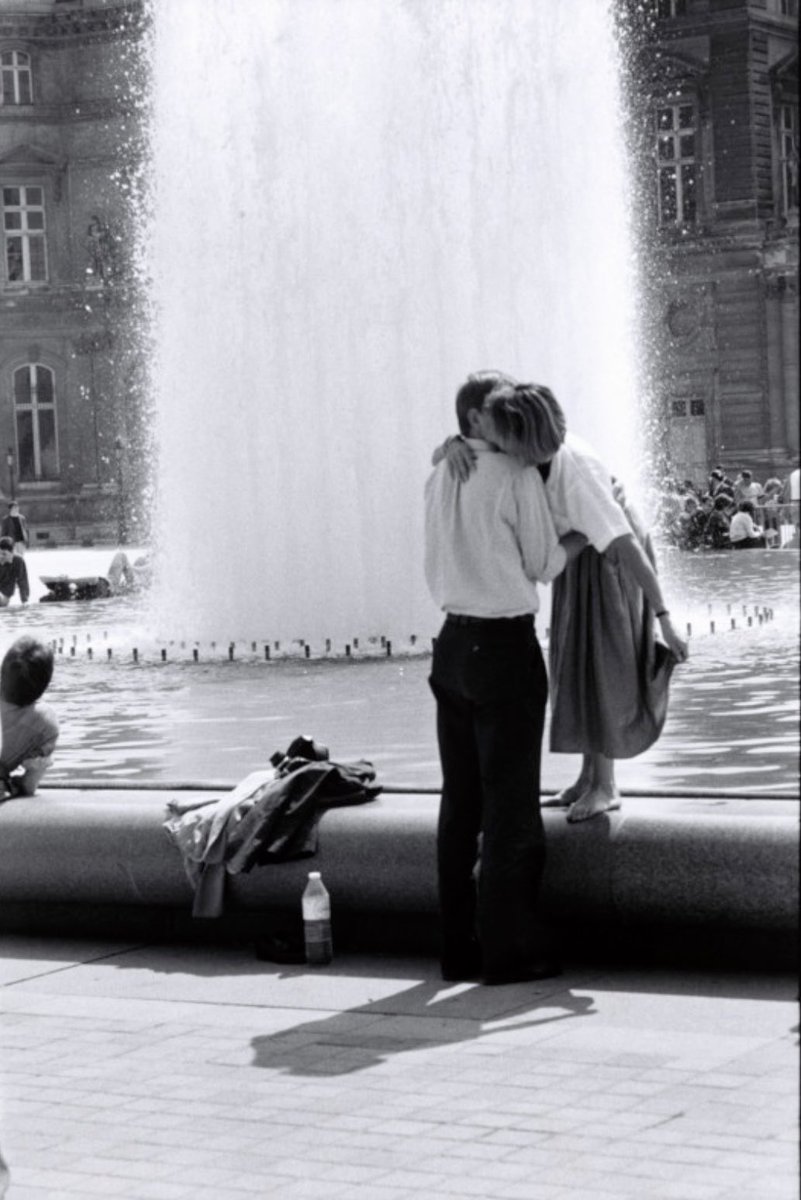 princessekateri's tweet photo. Louvre Museum Fountain,
Paris, 
1989

📸 Elliott Erwitt https://t.co/0RLW6A1iAX