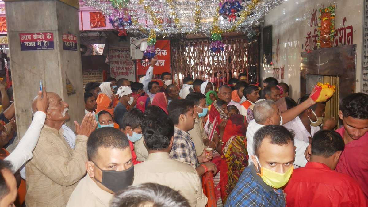 News1IndiaTweet's tweet photo. #RaeBareli - शारदीय नवरात्रि के पहले दिन देवी मंदिरों में भक्तों की उमड़ी भारी भीड़, मंशा देवी मंदिर, संकठा देवी मंदिर में श्रद्धालुओं का लगा तांता, सुरक्षा के लिए भारी पुलिस बल तैनात
@raebarelipolice #SharadiyaNavratri #crowdofdevotees #News1Indiatweet https://t.co/0uNnbSAvnK