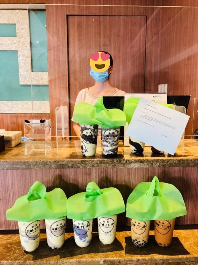 GAMORAYOURKARMA's tweet photo. You want crispy pata @KissesDelavin? Eto gawan natin ng paraan at gawing lechon yan. you want milktea, ito hindi lang isa sampung ibat ibang flavour pa. Pili ka lang HAHAHAH We ❤️ U 

THANK YOU ALL ❤️ (sponsors at nag effort na maparating sa knila) 

#KissesDelavin
#Kissables https://t.co/PFYQlSQtEt