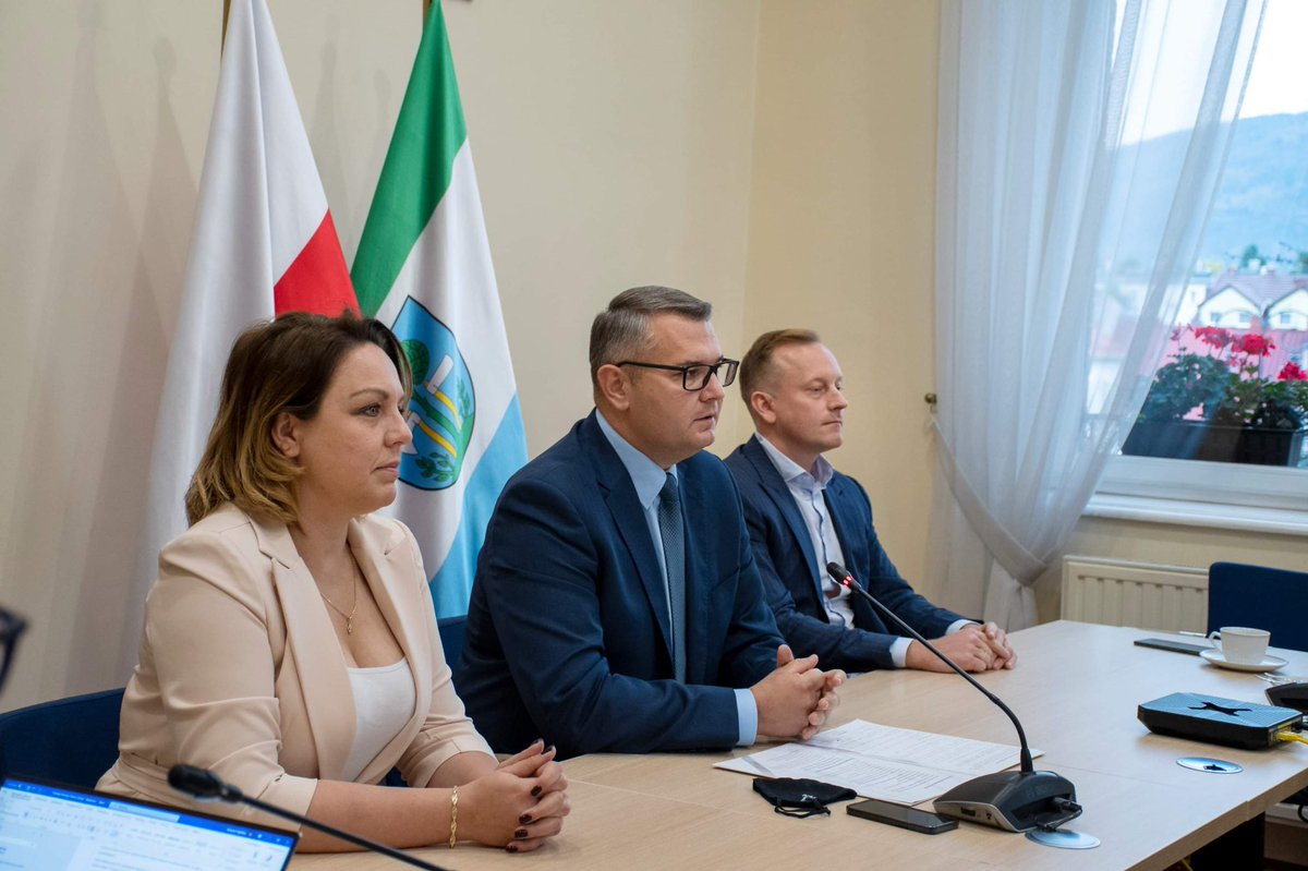 J_Szlachetka's tweet photo. 📣 Mamy to‼️ Eko Energia - Klaster Energii Ziemi Myślenickiej założony 🔋 Wspólne działanie wszystkich gmin z powiatu myślenickiego ma pozwolić na współpracę i działanie w korzystaniu z ekologicznych możliwości produkcji energii ⚡️#KlasterEnergii @OZE #PracujemyDlaWas #EkoMy https://t.co/XiVu0NZb6r