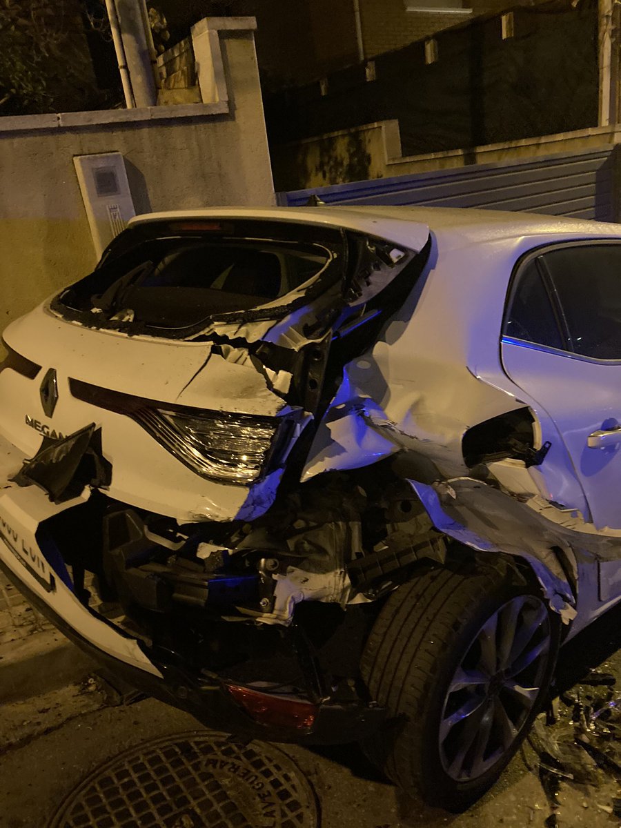 silviaramrez1's tweet photo. Así dejaron anoche mi coche, aparcado en la puerta de mi casa y se dieron a la fuga. Ni decencia, ni vergüenza. El mundo está lleno de cobardes, que provocan mucha ira. https://t.co/3asGe5vGM0
