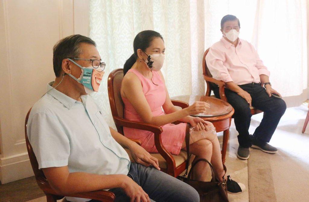 LOOK: Chel Diokno and Leni Robredo at the OVP after the latter declared her bid for the presidency. They are joined by opposition senators Franklin Drilon, Risa Hontiveros and former senator Bam Aquino. #PHVote #WeDecide rplr.co/elections

📸 Diokno campaign