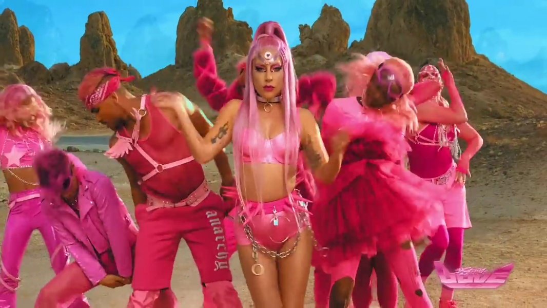 Клип super lady. Леди Гага в розовом костюме. Леди Гага новый клип. Леди Гага съемки клипов. Американская поп звезда в розовом.