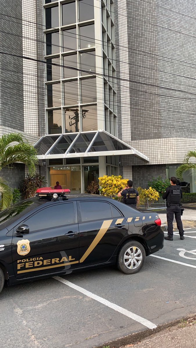 Segundo as investigações, o deputado estadual exercia influência junto ao servidor da SESA para contratar, com dispensa de licitação, uma empresa hospitalar. Em troca, “turma” rachava uma grana pública e cargos.