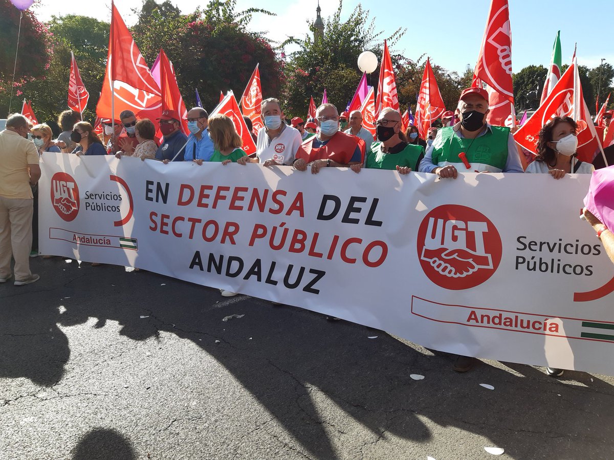 #PorqueEsNuestroFuturo 
El Secretario General de UGT Servicios Públicos Andalucía (Antonio Tirado) acompañado por el Secretario General de Jaén (Toni Gil) en la manifestación de Sevilla, en defensa del Sector Público Andaluz