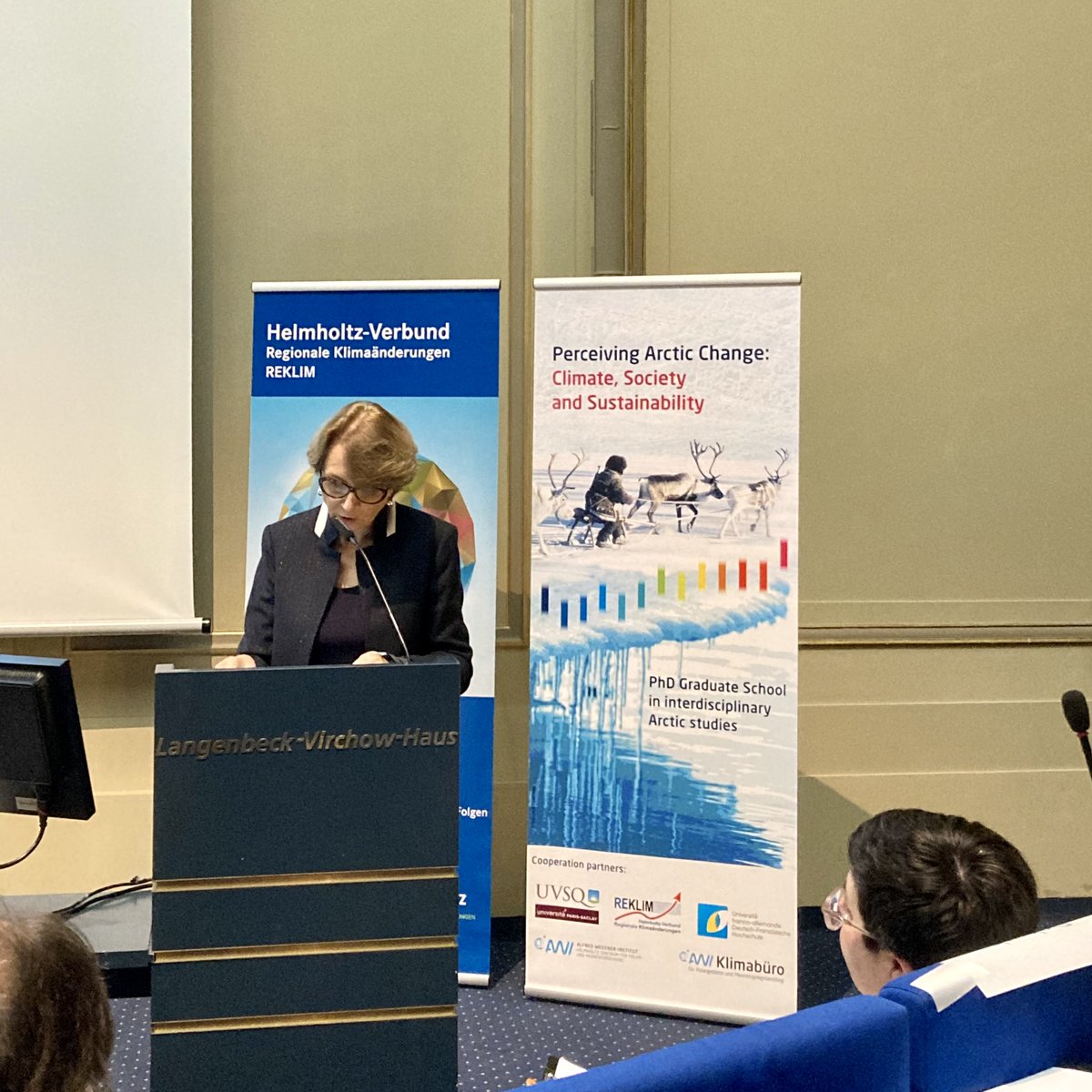 amdescotes's tweet photo. Gestern Abend wurde das erste 🇩🇪-🇫🇷 Doktorandenkolleg für interdisziplinäre Polarforschung ins Leben gerufen.
Um den globalen Klimawandel einzudämmen, müssen  alle Nationen zusammenarbeiten. Diese neue 🇩🇪-🇫🇷 Initiative ebnet den Weg für weitere Fortschritte in diesem Bereich! https://t.co/gpdMMEH3kO