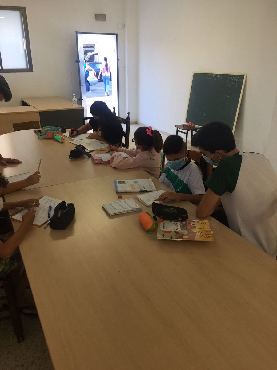 elbuenpastormlg's tweet photo. Ya están en marcha las clases de apoyo en nuestra parroquia. Un lugar de aprendizaje para los pequeños del barrio ayudados por voluntarios que ponen lo mejor de cada uno en esta tarea  #yovoyalbuenpastor @DiocesisMalaga @RafaPrezPallars @Crucifixion_MLG @PastoraMLG https://t.co/QxStA6PDbp