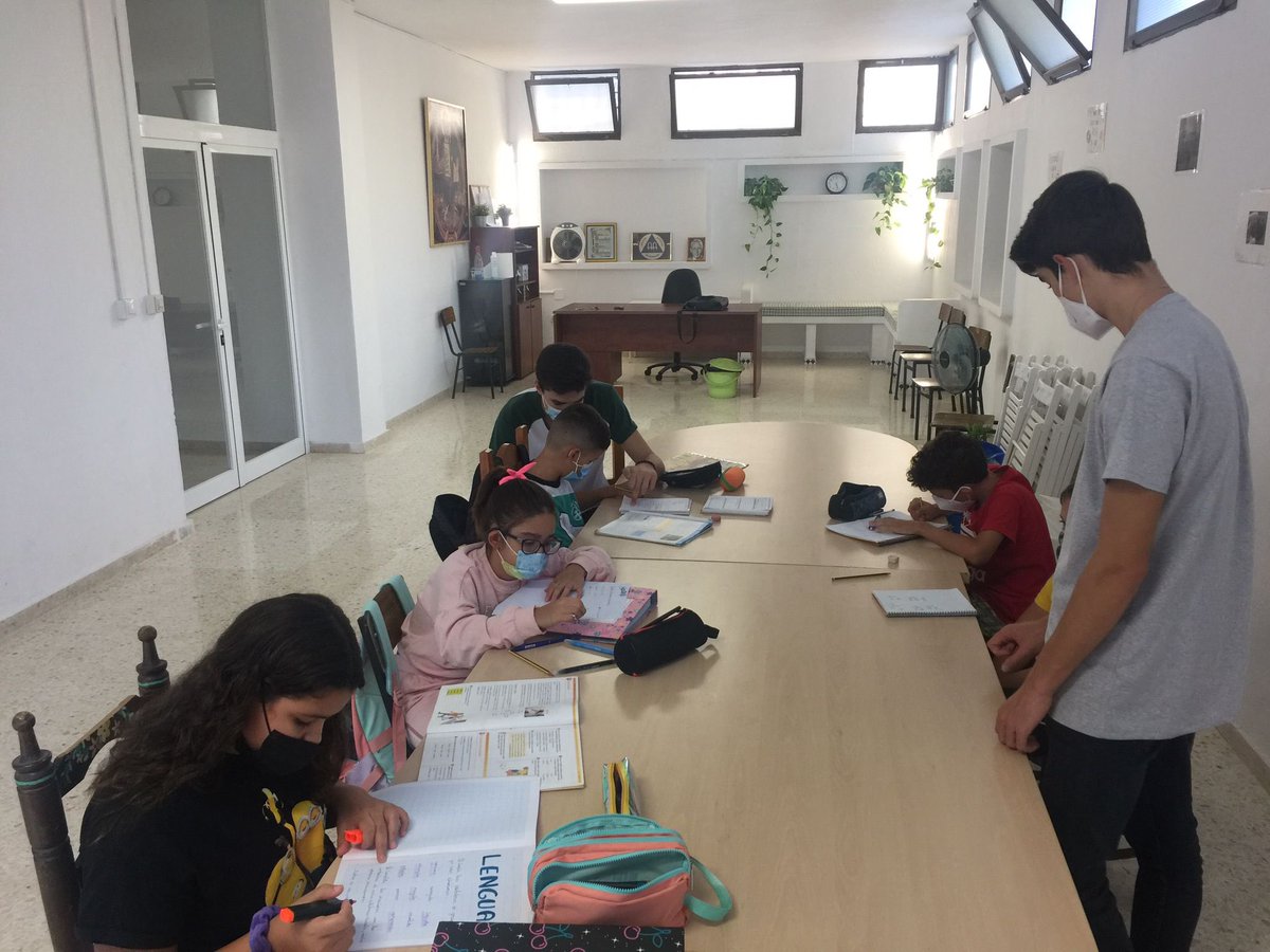 elbuenpastormlg's tweet photo. Ya están en marcha las clases de apoyo en nuestra parroquia. Un lugar de aprendizaje para los pequeños del barrio ayudados por voluntarios que ponen lo mejor de cada uno en esta tarea  #yovoyalbuenpastor @DiocesisMalaga @RafaPrezPallars @Crucifixion_MLG @PastoraMLG https://t.co/QxStA6PDbp